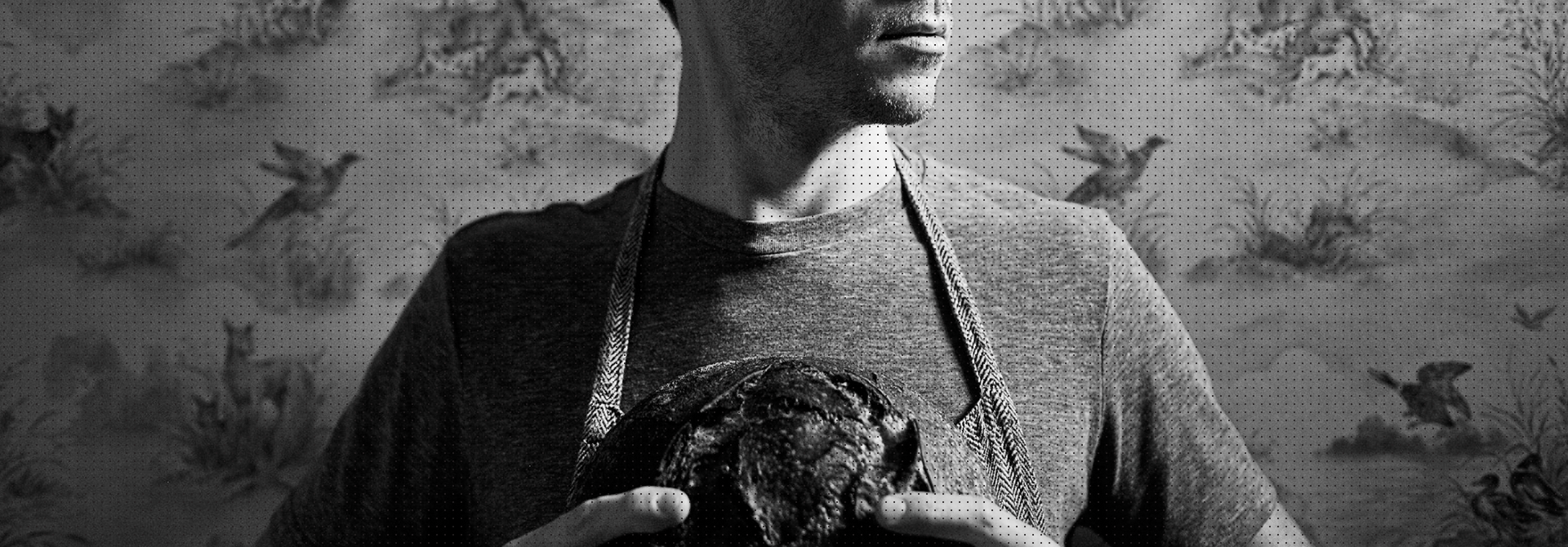 프랑스빵을 들고 있는 남성